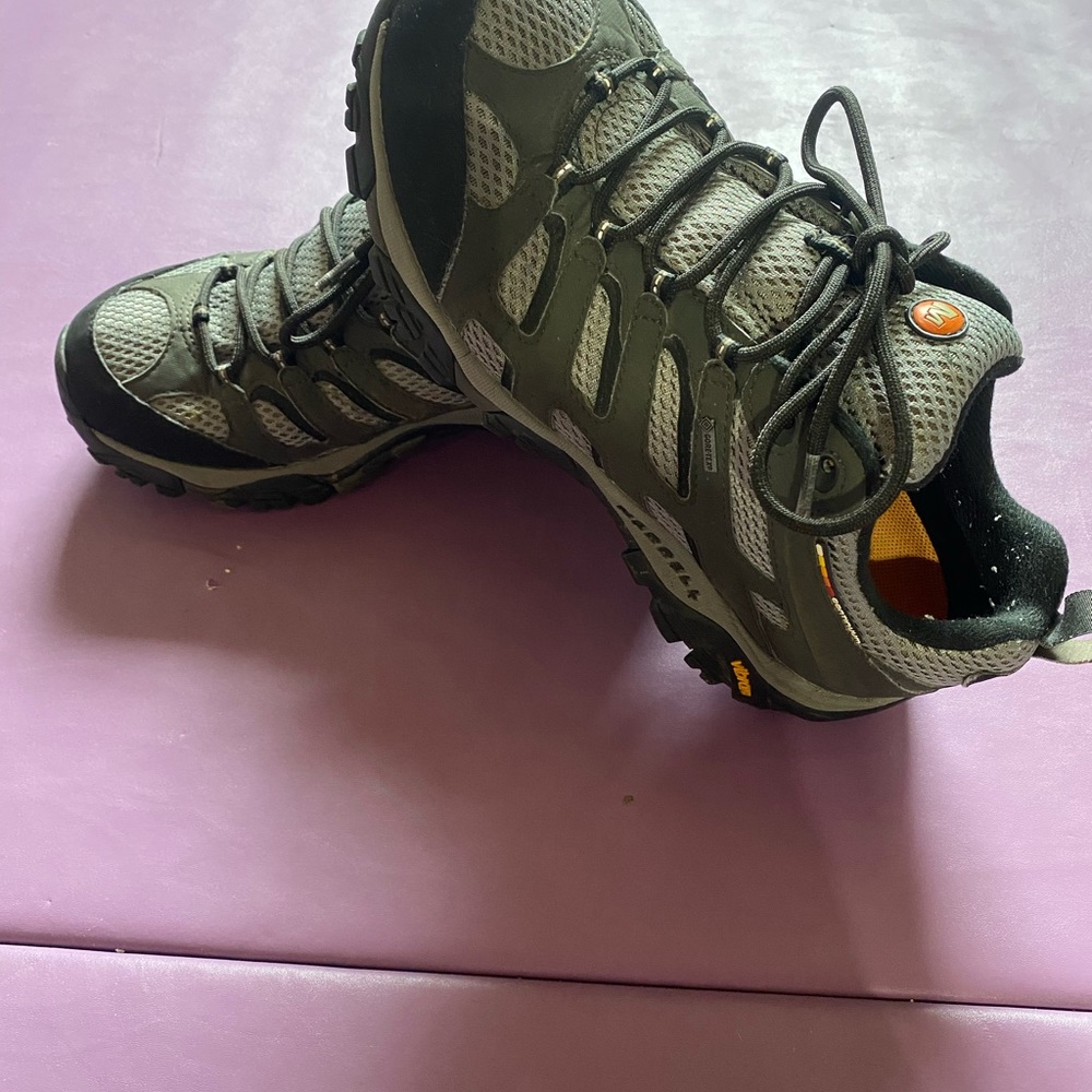 - Mens excellent condition size 10 Merrell shoes. - Picture 6 of 7